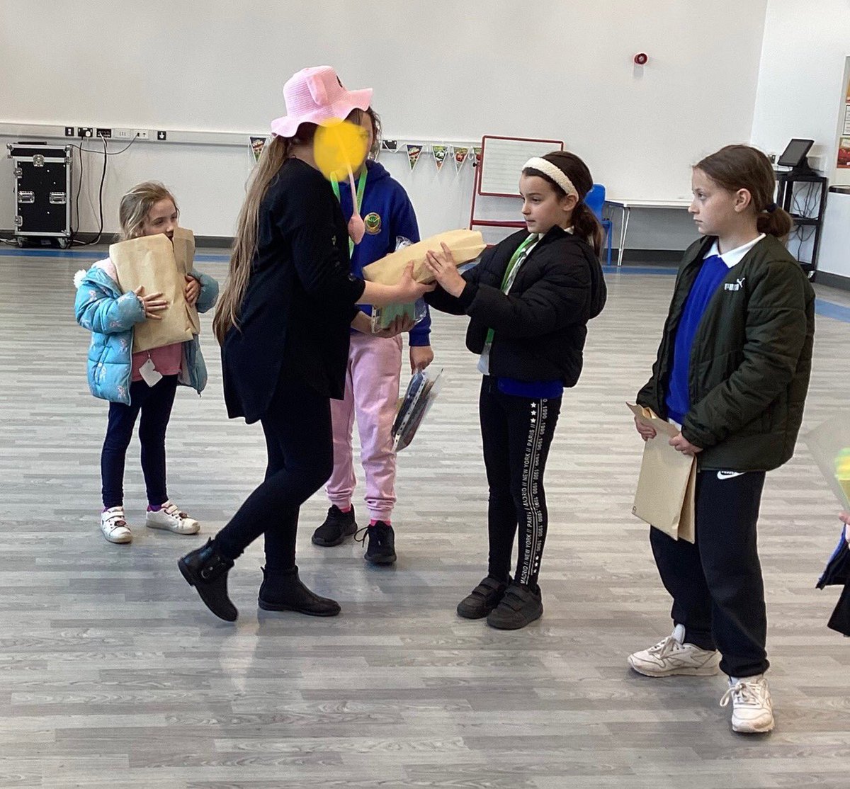 Cyfnewidiodd ein Criw Cymraeg cardiau Pasg gyda Chriw yr Ysgol Calon y Cymoedd. Diolch <a href="/calonycymoedd/">Ysgol Calon Y Cymoedd</a> Mae’r cardiau’n hyfred. Pasg Hapus! <a href="/SiarterIaithCSC/">CymraegCampusCSC</a> <a href="/EmmaDermody1/">Emma Dermody</a>