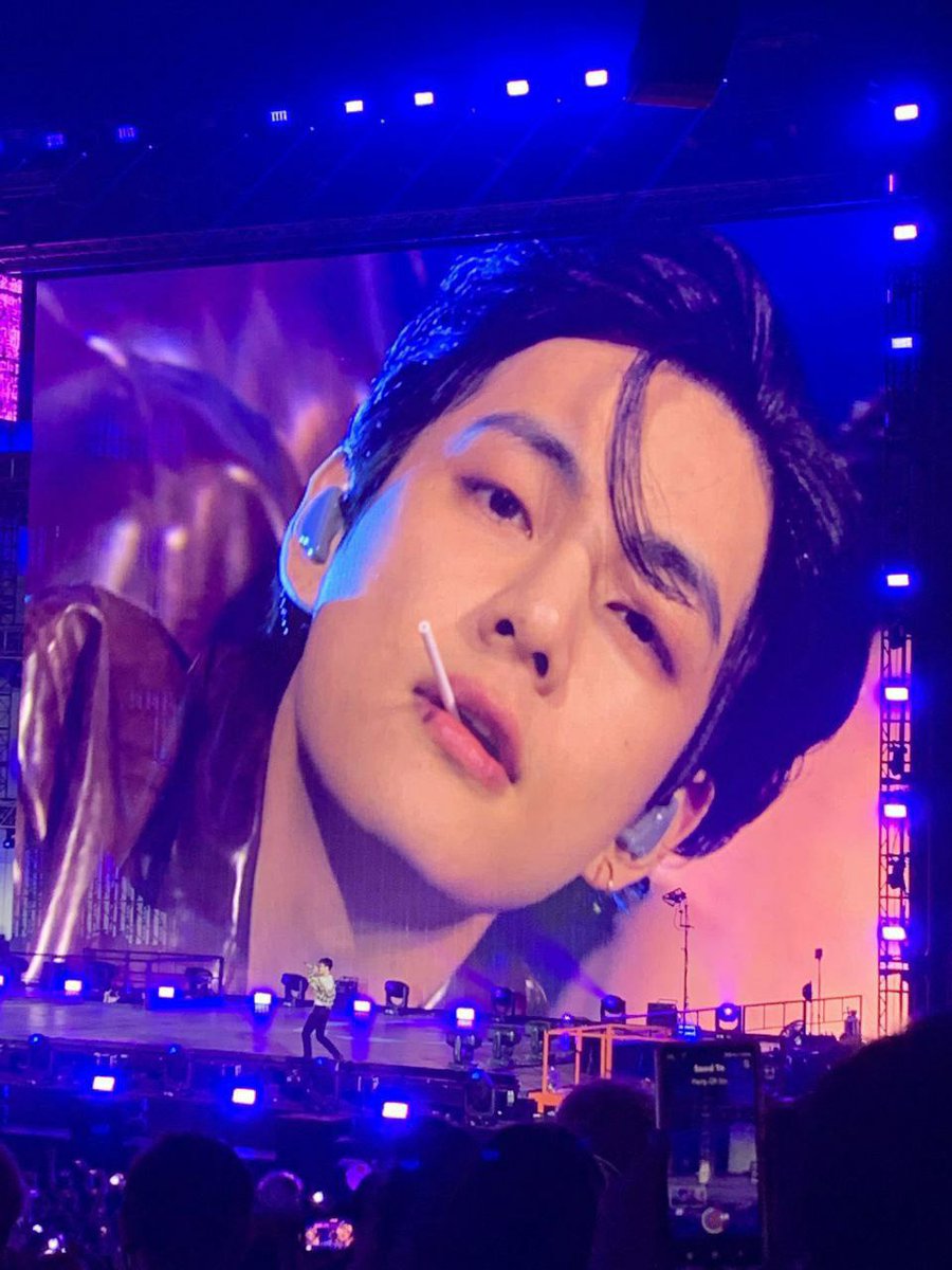 _nuna_kook's tweet photo. Kim depp VS Kim Jackson 🥵
#KIMTAEHYUNG #PTD_ON_STAGE_LV #PTD_ON_STAGE_LV_DAY2 #PTD_ON_STAGE_LAS_VEGAS #PTDLV #BTS_PTD_ON_STAGE_LAS_VEGAS https://t.co/ctbBwmthkU