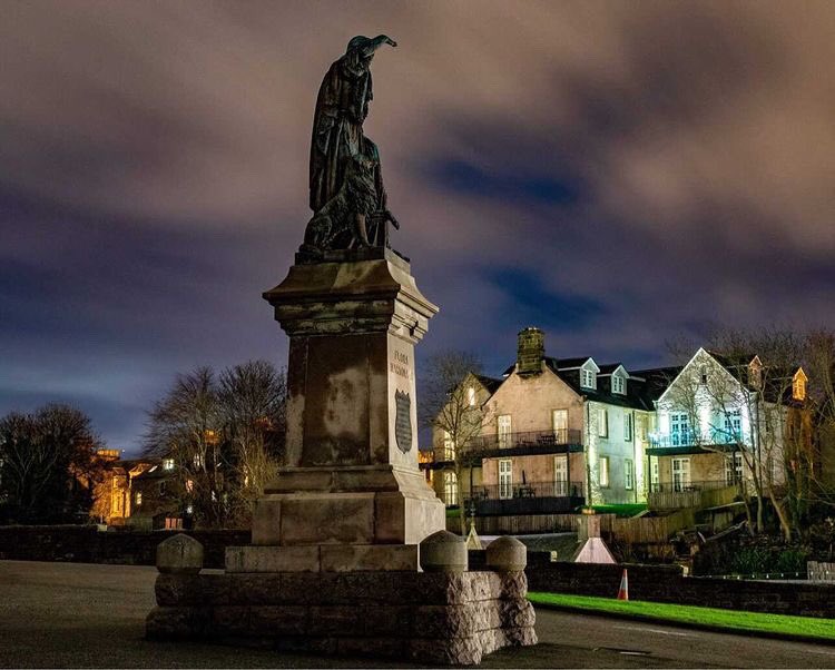 Just #floramacdonald keeping a watchful eye over us! 🏴󠁧󠁢󠁳󠁣󠁴󠁿

#invernesscastle