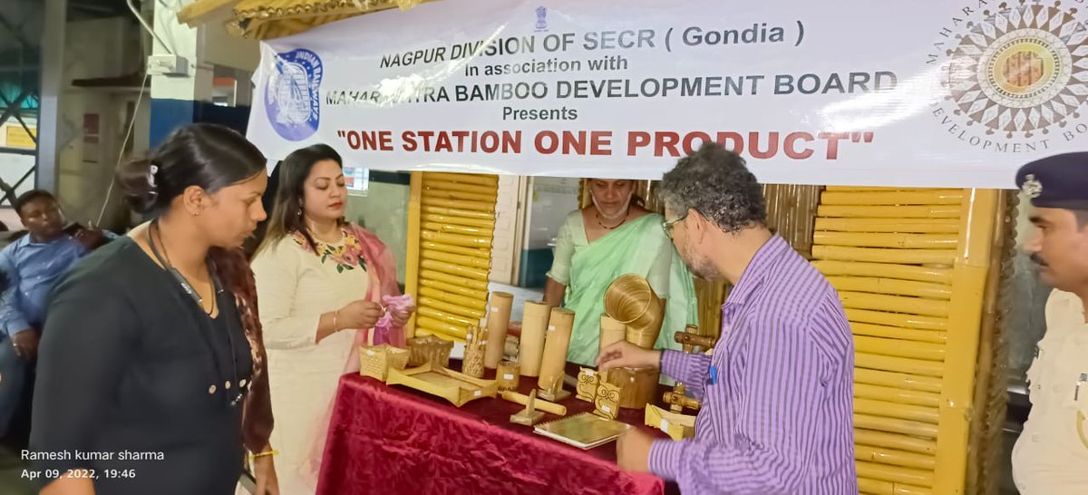 drmngpsecr's tweet photo. Under *Atmanirbhar Bharat* to encourage d indigenous artcraft of bamboo over rly stn Gondia &amp; Itwari stations hs launched One Station One Product* pilot project scheme promoting artisans &amp; handicraftman.
In association with MBPB
#Vocal for Local# @secrail @GMSECR @RailMinIndia https://t.co/5xkWSUaqVl