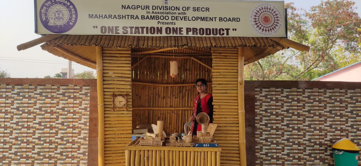 drmngpsecr's tweet photo. Under *Atmanirbhar Bharat* to encourage d indigenous artcraft of bamboo over rly stn Gondia &amp; Itwari stations hs launched One Station One Product* pilot project scheme promoting artisans &amp; handicraftman.
In association with MBPB
#Vocal for Local# @secrail @GMSECR @RailMinIndia https://t.co/5xkWSUaqVl