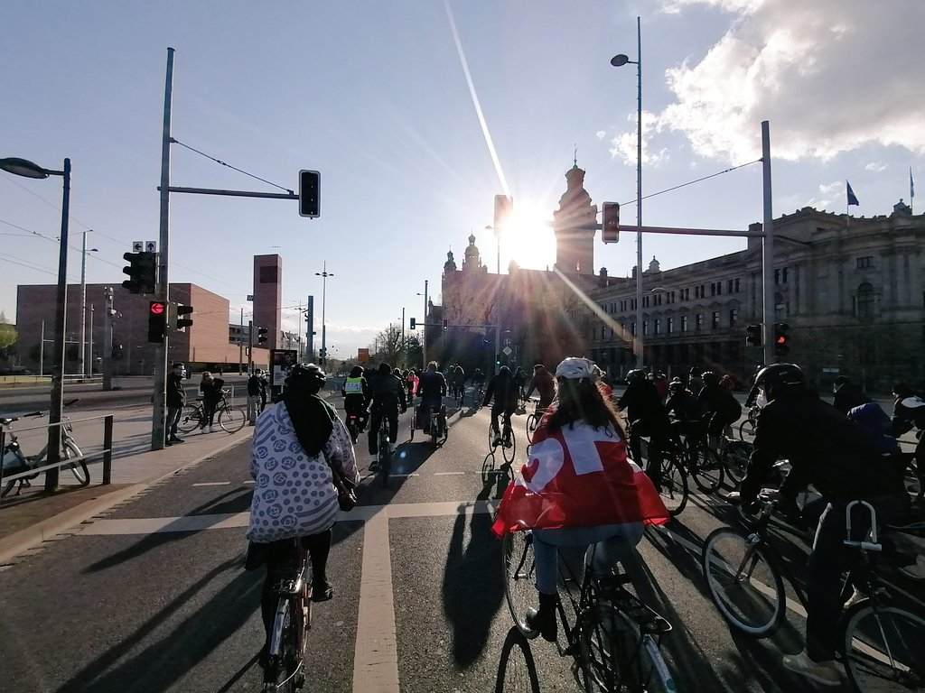 henrikfischer's tweet photo. Mit dem Sofortprogramm Rad haben wir erzwungen, dass die Stadt Leipzig endlich wieder in die Pedale tritt. Sichtbare Erfolge gibt es schon auf der Karl-Heine, bald auf dem Ranstädter Steinweg und an 40 anderen Stellen. Klingeling! https://t.co/jWPsXblHRg
