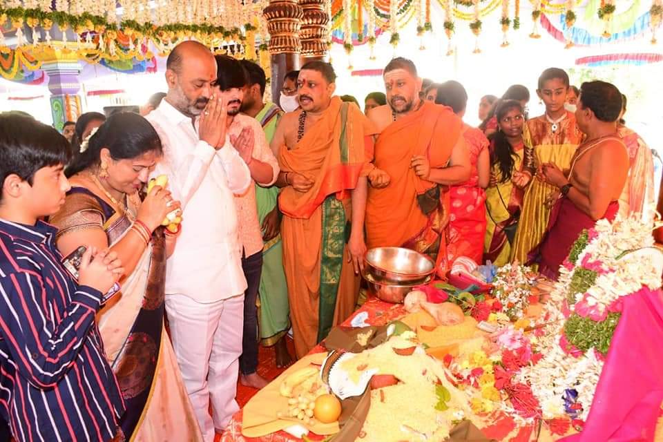 bandisanjay_bjp's tweet photo. Participated in Sri SeethaRama Kalyana Mahotsavam on the occasion of Sri Rama Navami at Sri Mahashakthi Devalayam, Karimnagar.
#JaiShreeRam #RamNavami #रामनवमी https://t.co/B3sfKfm1u3