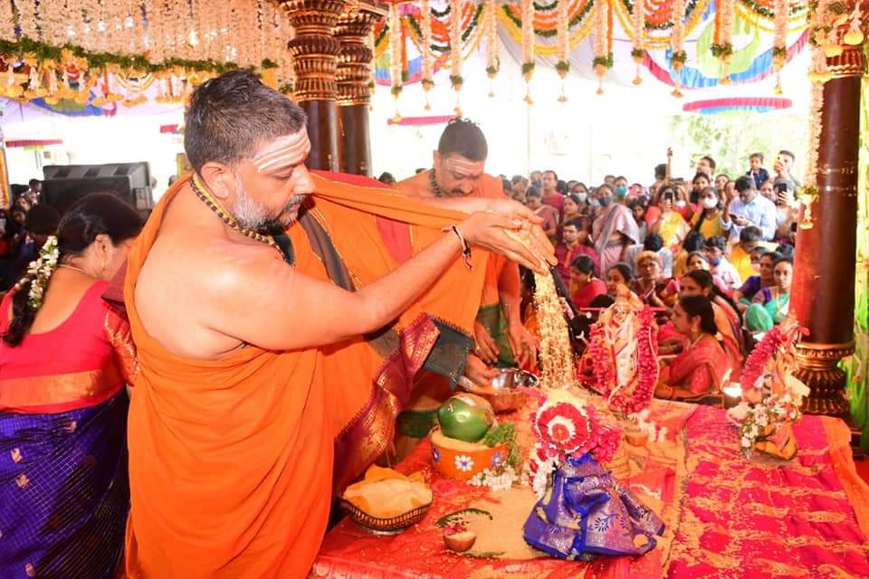 bandisanjay_bjp's tweet photo. Participated in Sri SeethaRama Kalyana Mahotsavam on the occasion of Sri Rama Navami at Sri Mahashakthi Devalayam, Karimnagar.
#JaiShreeRam #RamNavami #रामनवमी https://t.co/B3sfKfm1u3