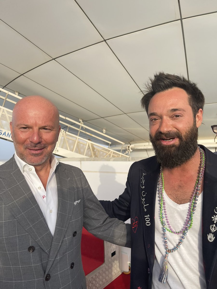 milacat's tweet photo. Art on top of the world. “The Art Maze” by Sacha Jafri on Burj Al Arab helipad. Learn more in my latest piece on @MediasetTgcom24 https://t.co/TIWqdlQKmp @SachaJafriARTS @UNESCO @UNESCOarabic @BurjAlArab @Jumeirah #Dubai #art #artist #helipad https://t.co/HBx28IcAmh