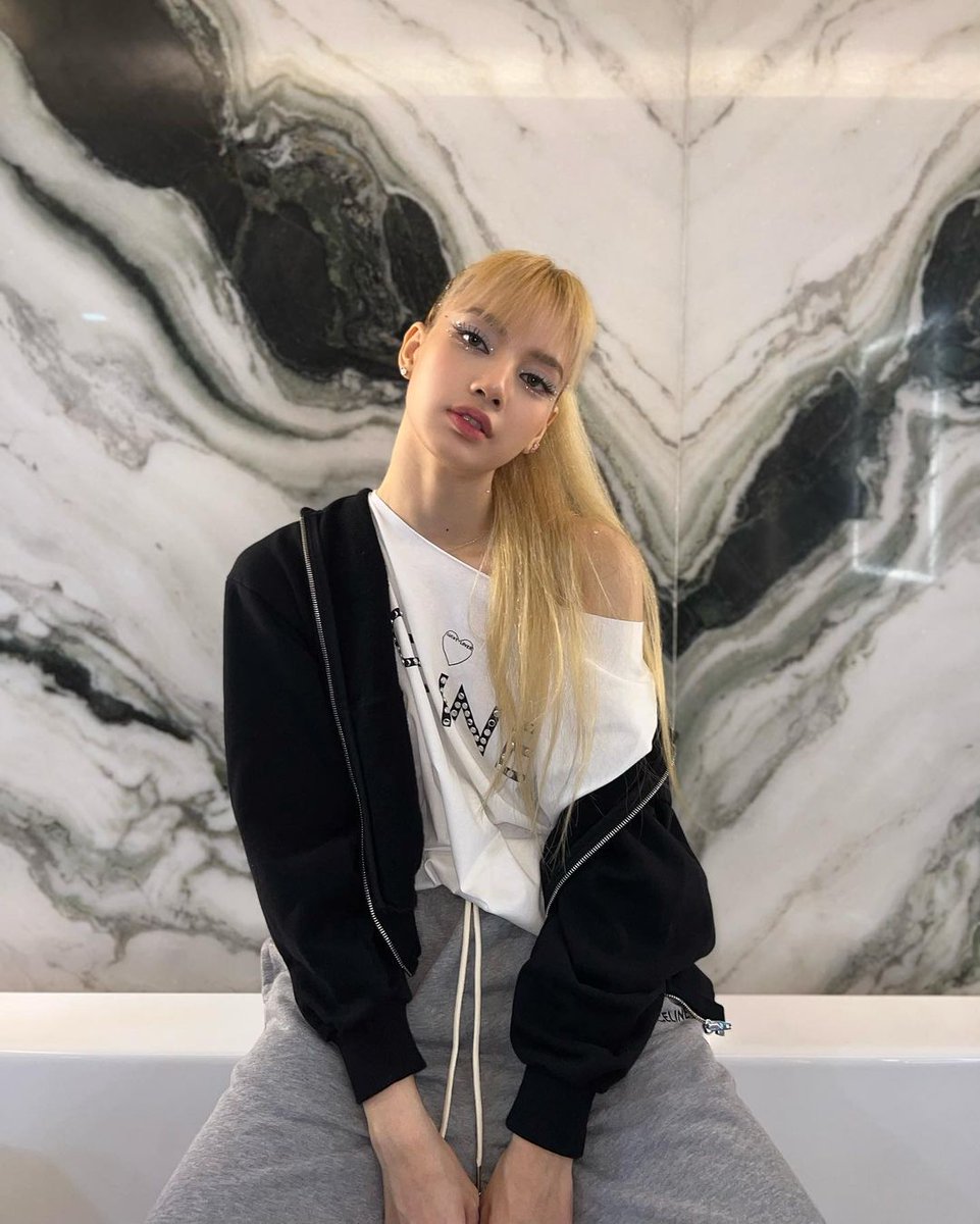 CloutNewsMedia's tweet photo. BLACKPINK's LISA stuns in newly shared photos on her instagram 🔥❤️

#BLACKPINK #LISA #LALISAMANOBAN #LALISA @BLACKPINK https://t.co/giPT3Ev7Cd