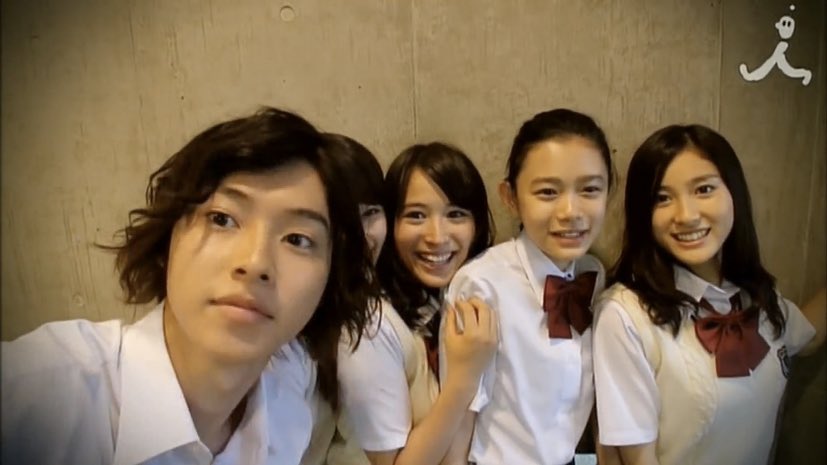 yuringoou's tweet photo. ひっさびさに黒の女教師役メイキング映像みてるけど太鳳ちゃんが賢人くんのことを「山﨑くん」って呼んでるのそれはそれでなかなかにエモいです。 https://t.co/zpJOBCxjqJ