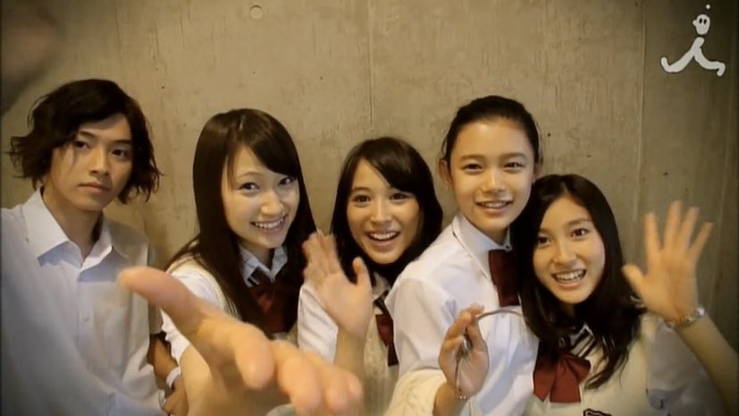 yuringoou's tweet photo. ひっさびさに黒の女教師役メイキング映像みてるけど太鳳ちゃんが賢人くんのことを「山﨑くん」って呼んでるのそれはそれでなかなかにエモいです。 https://t.co/zpJOBCxjqJ