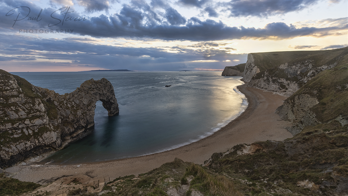 pstevenphotos's tweet photo. One more of the fabulous location in Dorset I visited last night. Durdle Door is a natural limestone arch on the Jurassic Coast near Lulworth. #durdledoor #dorset #lulworth #jurassiccoast #limestonearch #arch #beach https://t.co/LRUMaNTuYG