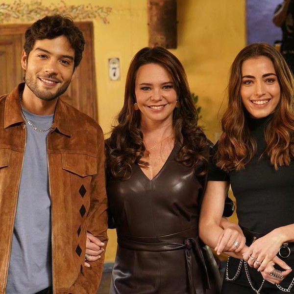 PasionGavilanes's tweet photo. Domingo en familia 😍❤️ ¿Qué te gusta hacer para compartir con ellos? 

No te pierdas #PasionDeGavilanes de lunes a viernes por Telemundo https://t.co/5nRFNJjw2y