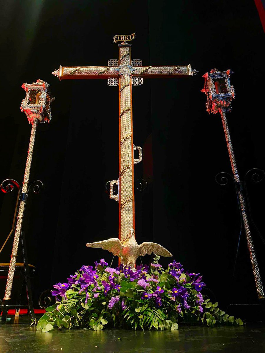 Queremos felicitar al pregonero de la Semana Santa que hoy ha abierto las puertas para que el Señor entre en Dos Hermanas al grito de HOSANNA. Que la Luz de Nuestra Estrella siga guiando tus pasos. <a href="/danievaquero/">Daniel Vaquero</a>
