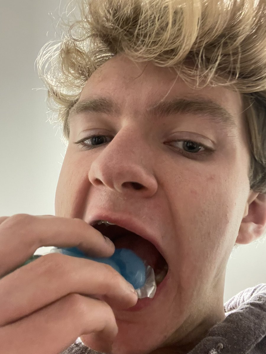 tomsimons's tweet image. why do these washing up thingy bastards smell so good but taste so damn bad