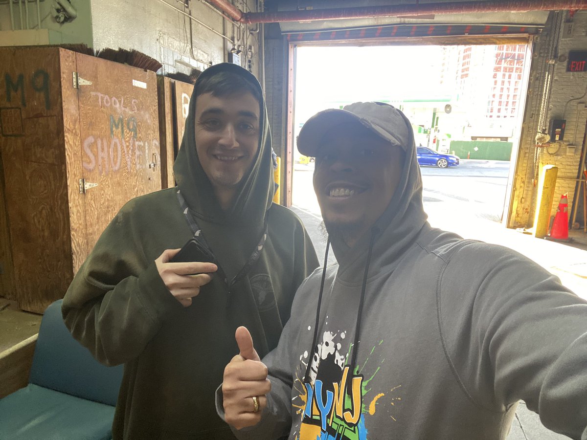 SmallBizzyBone's tweet photo. 🌞 No better way to spend a Sunny Saturday then with Sanitation 🚛

Ported over 3 First Responders ⛑  all with our $61.50 Bundle !!
📲⌚️💻 

Can’t wait to come back for the 6am 🌅 roll call!!!

#FindAFirstResponder 🚨 
#FirstNet 🗑
#PortPositivity 📈 https://t.co/f41zNqnuIC