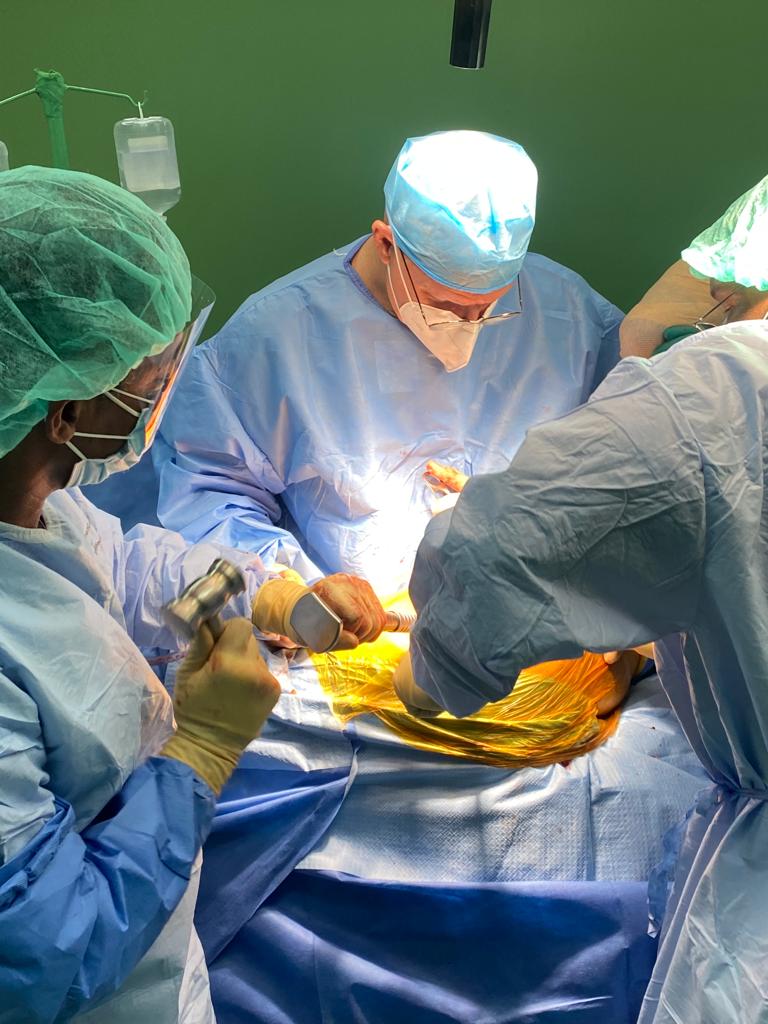 japortalmiranda's tweet image. Operation Walk es ante todo una operación de solidaridad. Desde el intercambio científico internacional que promueven, los profesionales que la integran rompen barreras de odio y aislamiento para ofrecer salud al mundo. 
#Cuba sabe bien de ello y agradece.
bit.ly/3iY13iK