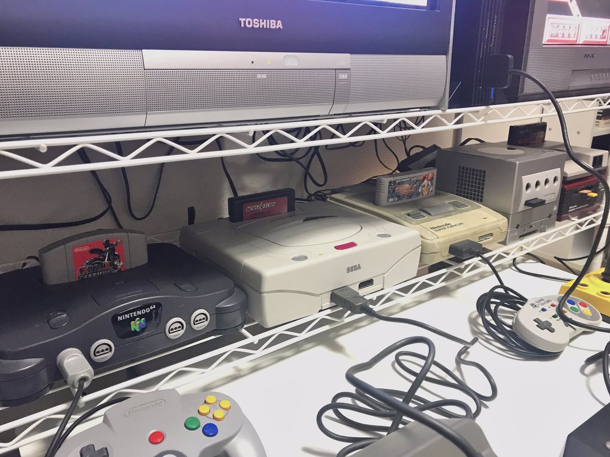 sento_hiroshi's tweet photo. レトロゲーム棚が完成しました😊
限られたスペースを使い
本体とブラウン管を並べスッキリ収めることができて満足しています🙌

PCエンジンは宙に浮かせて
ガンコン用の薄型PS2はブラウン管の上に📺

SFCの黄ばみを早くなんとかしたいです🤣☀️

#ブラウン管
#レトロゲーム
#retrogame https://t.co/xQeNM1S6nP