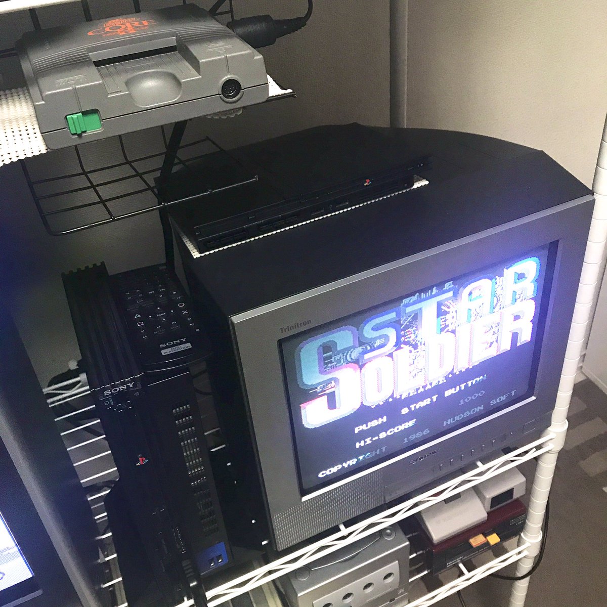 sento_hiroshi's tweet photo. レトロゲーム棚が完成しました😊
限られたスペースを使い
本体とブラウン管を並べスッキリ収めることができて満足しています🙌

PCエンジンは宙に浮かせて
ガンコン用の薄型PS2はブラウン管の上に📺

SFCの黄ばみを早くなんとかしたいです🤣☀️

#ブラウン管
#レトロゲーム
#retrogame https://t.co/xQeNM1S6nP