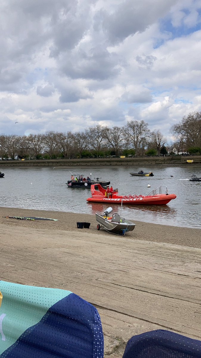 sophiemacmaths's tweet image. The calm before the storm… not long before the Thames runs light blue #gdbo #TheBoatRace 

(Normal maths content will resume after the Boat Races)