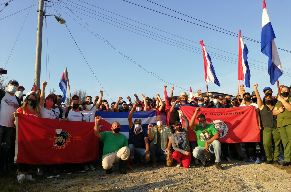 GHNordelo5's tweet image. ¡No es fácil seguirle el ritmo a estos muchachos! ¡Qué entusiasmo! #CDRCuba #UJCdeCuba y #DeZurdaTeam  en trabajo productivo saludando el #4deAbril #VamosConTodo #SomosDelBarrio