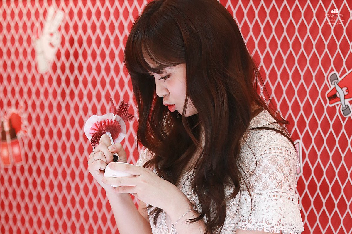 I miss her so damn much 😭
#KimSoHyun #김소현