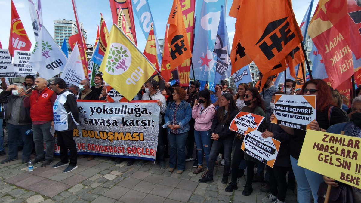 Sömürüye, yoksulluğa,zamlara, savaşa karşı; Gündoğdu Meydanı'ndaydık.

EM Ê LI DIJÎ PERGALA KEDXWARÎYÊ HER TÊBIKOŞIN!

#İzmirBuluşması