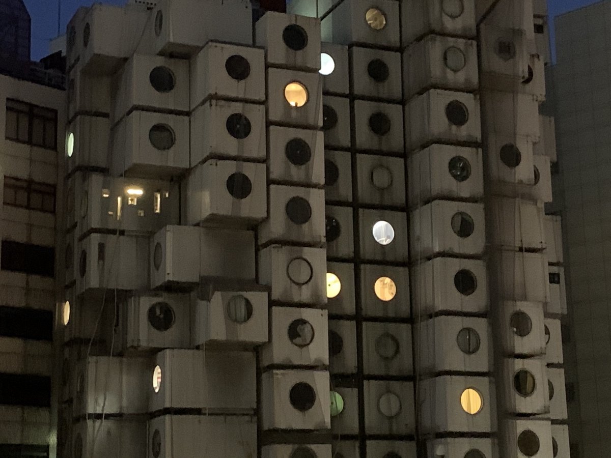 panoramascene's tweet photo. 中銀カプセルタワーが4/12から解体とは... 最後に見納めに行こうか。
写真は3年前のもの。今となっては居室の明かりがウソみたい。
ある居室ではお姉さんが室内カラオケをやっているように見えるけど、そんなわけないか🎤
#CapsuleTower 
#KisyoKurokawa https://t.co/9dV49ofYkd