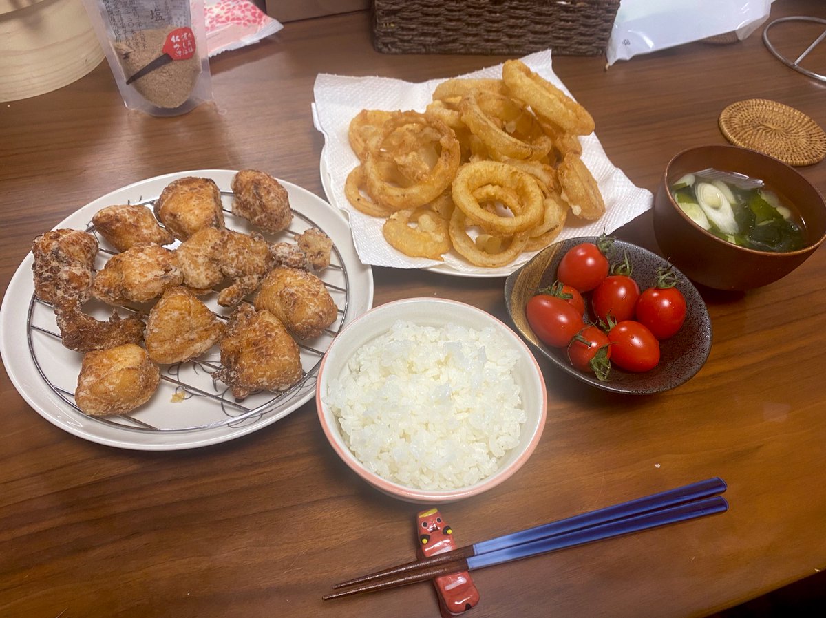 jrm4136's tweet photo. 2022/04/02の　#夕食　#鶏胸肉の唐揚げ　#オニオンフライ https://t.co/voOOp4v8At