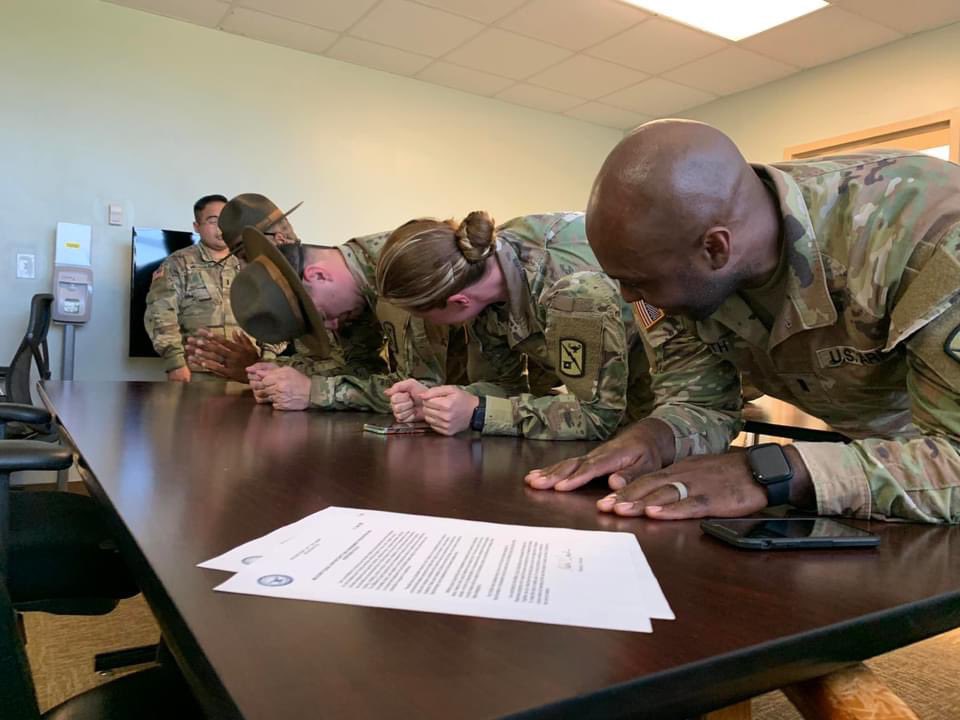 551stSignal's tweet photo. Day 1 the Black Knights team is underway with the 30 day plank challenge! April 1st goal was 20 seconds and it was a great start to the month.
Stay with us as we challenge our core throughout the month of April and work towards a 5 min plank!!
#StrengthandHonor
#watchandwarn https://t.co/7RteIMu52B