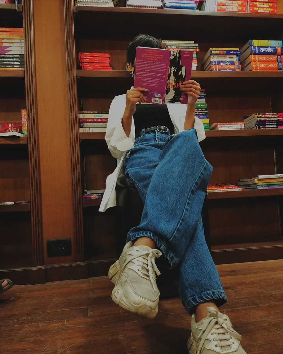 KitabKhanaBooks's tweet photo. What's your favourite thing to do on a weekend? Perhaps drop by like @_mannsssii and settle in with a book?
#kitabkhana #mumbaibookstore #kitabkhanamumbai #bookstorelife #discoverreading #comeexplore #openforbrowsing https://t.co/ABRe5yoVsN