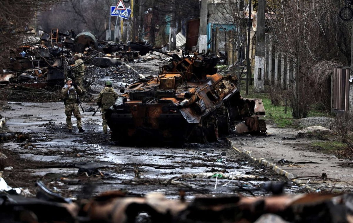 JarnoQ's tweet photo. Les images d’horreur des rues après le massacre de #Bucha nous heurtent tous.

Nous savons à présent ce dont est capable l’homme que Marine Le Pen voudrait comme futur allié.
#Ukraine #UkraineRussiewar https://t.co/oh21sAfvw8