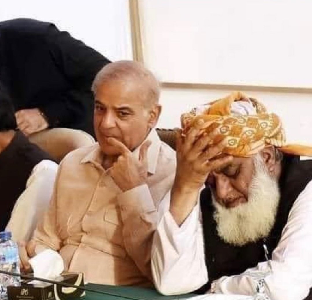 SyedaFatemahuda's tweet photo. Idk about y'all but this picture is so funny 😂
#surprise https://t.co/sV09lAsD7m