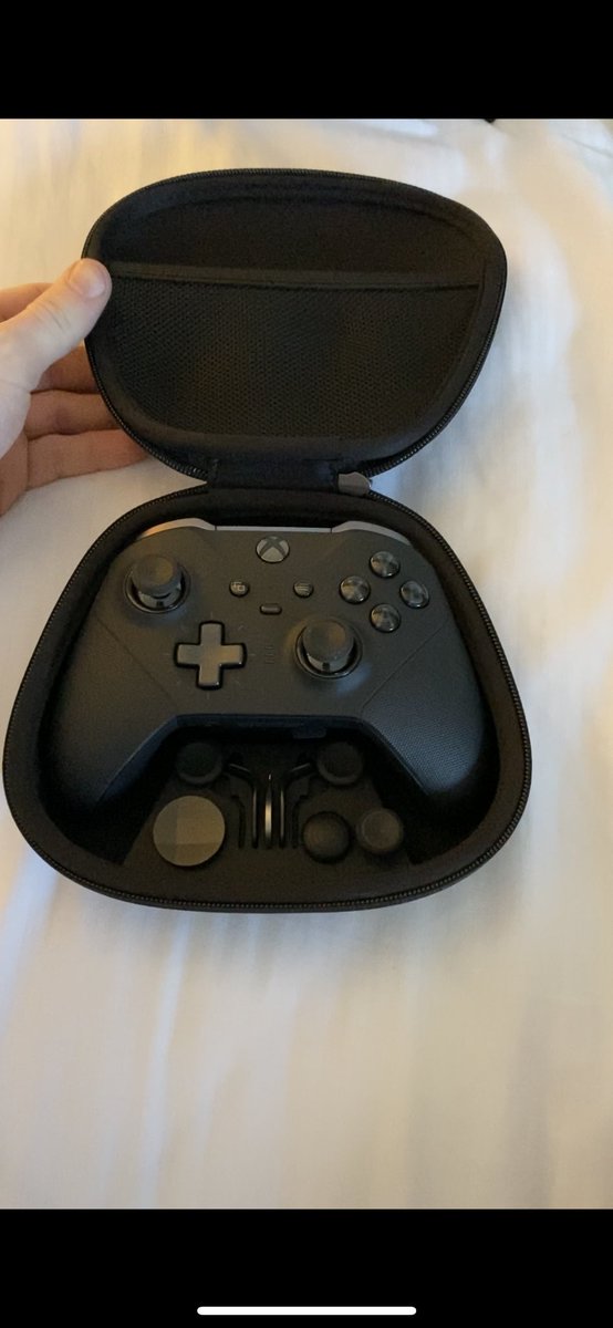 RankedPlayRyan's tweet image. So I splurged on myself and got a new controller! It feels amazing in hand can’t wait to break it in @Xbox @Microsoft #xbox #xboxeliteseries2 #xboxeliteseries2controller #XboxSeriesX #controller #twitch #streamer