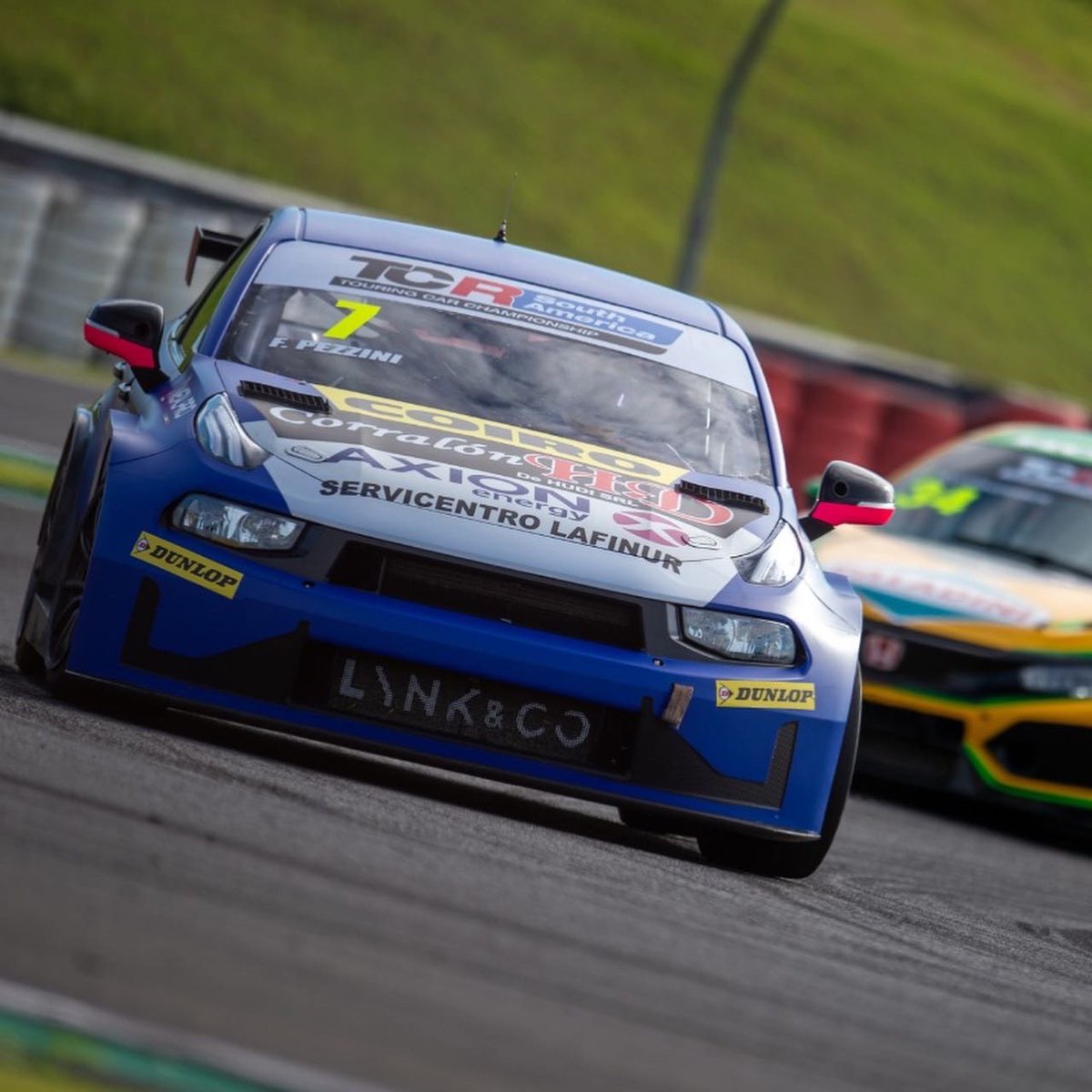 Corazondef1's tweet photo. 🛑VICTORIA CONTUNDENTE DE RAPAHEL REÍS EN LA PRIMERA DEL AÑO DEL TCR SOUTH AMERICA EN VELO CITTA 🇧🇷
@tcrsouthamerica
Completaron el podio dos argentinos @FabricioPezzini P2
#JARosso P3
🇦🇷
@manuelsapag P6
#POtero P8
#FFarina P10 https://t.co/IWaCSn7GBM