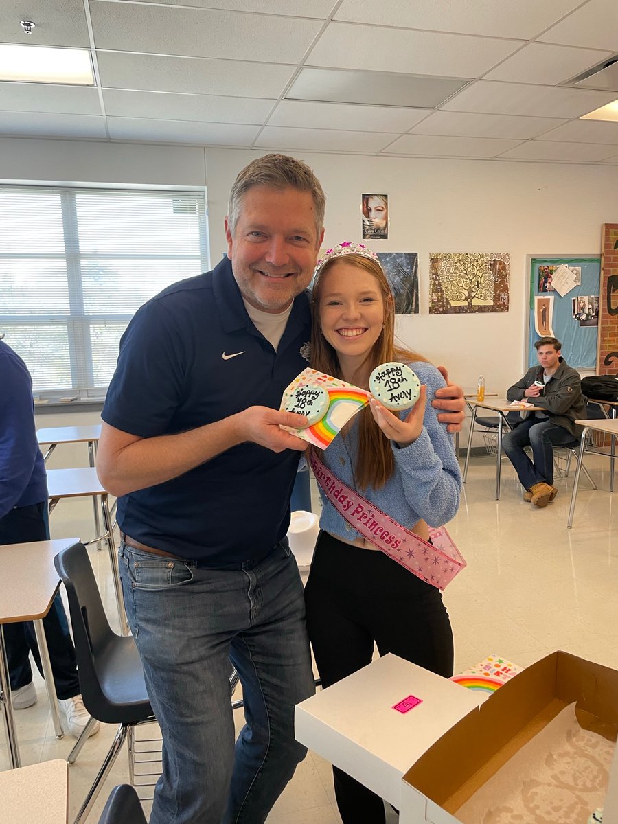TrishaGrantham5's tweet photo. Senior Sunday for our April Fools Baby! Hope you had a fun weekend celebrating🥳 🌺🎈#thankuAddy #porterrocks #cookiesinclass #AprilFoolsDay #senioryear #18 @ag_stl @averygrantham_ https://t.co/FLCpEDU7Ey
