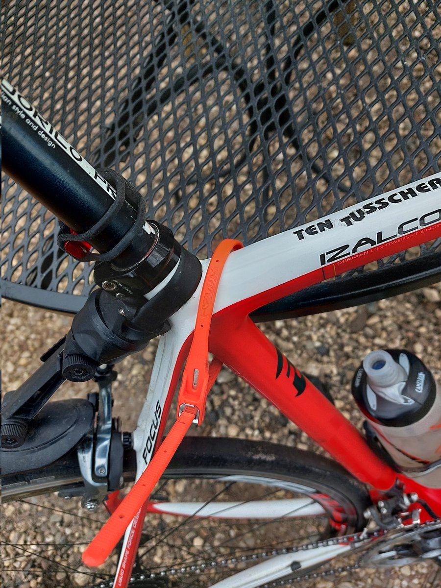 Wielrenfiets op slot aan terrastafel. Nog niet eerder gezien