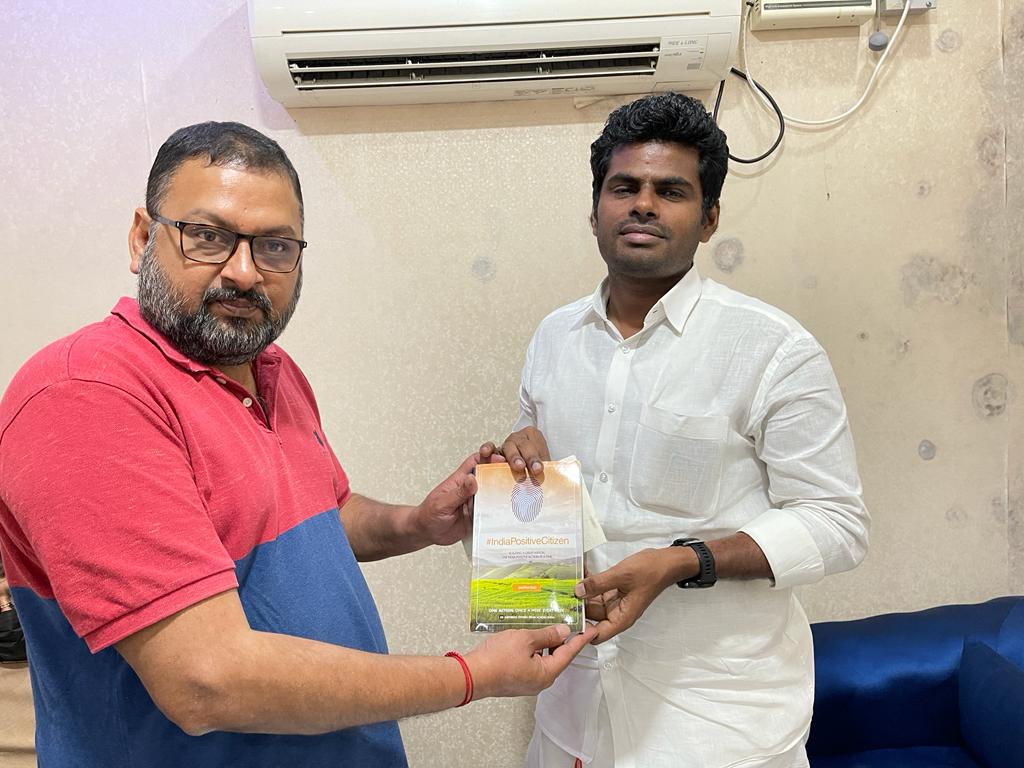 savitha_rao's tweet photo. Thank you @sreeramjvc ji for sharing #IndiaPositiveCitizen books with @annamalai_k 🇮🇳

Through the books we can inspire our fellow citizens to put the #NationFirst .

🇮🇳

#PuttingIndiaFirst #IndiaFirst https://t.co/TZASBvmJ8a