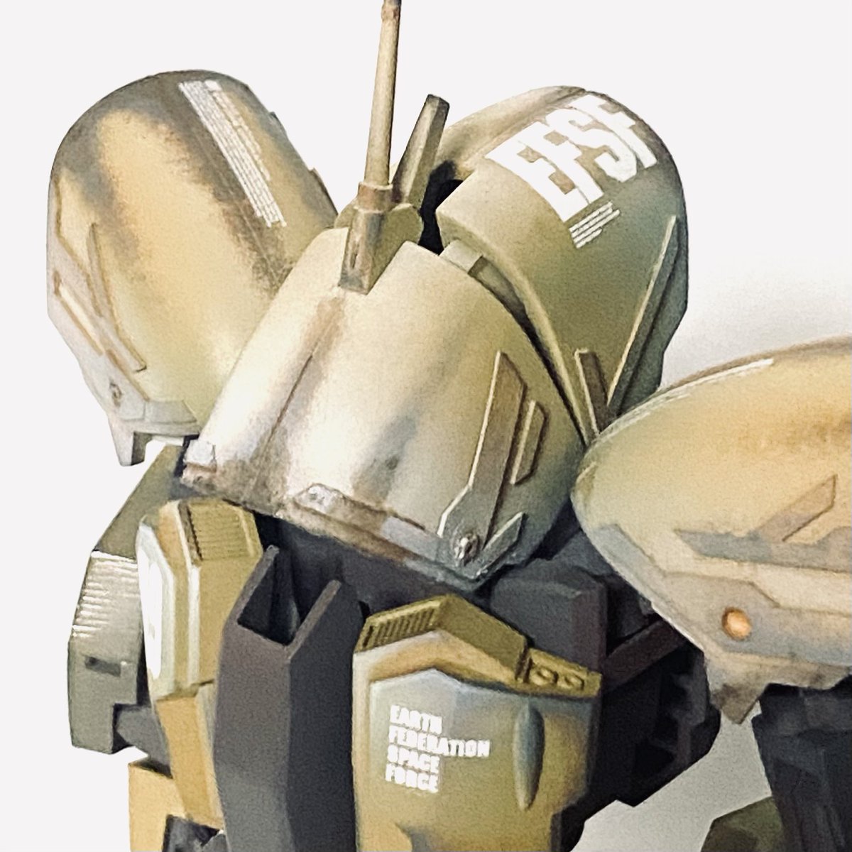GunplaRefine's tweet photo. 明日クリアーでコーティングするんやけど、ほんまに大丈夫やんね!?
連邦の機体に間違いないやんね!?
アムロの敵やし顔はドムやし。。。
😄
#アッシマー
#asshimar https://t.co/jAkP6J9zZL