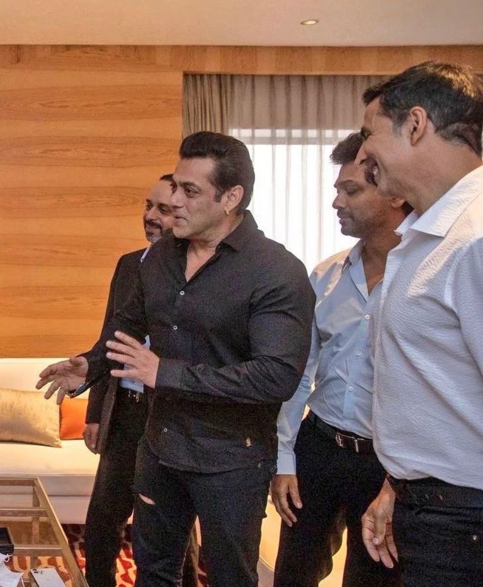 bombaytimes's tweet photo. Rare moment captured!
@akshaykumar &amp; @BeingSalmanKhan meet the Minister of Culture of Saudi Arabia Prince Badr bin Abdullah bin Mohammad bin Farhan Al Saud.

#AkshayKumar #SalmanKhan https://t.co/ZOujISc7yW