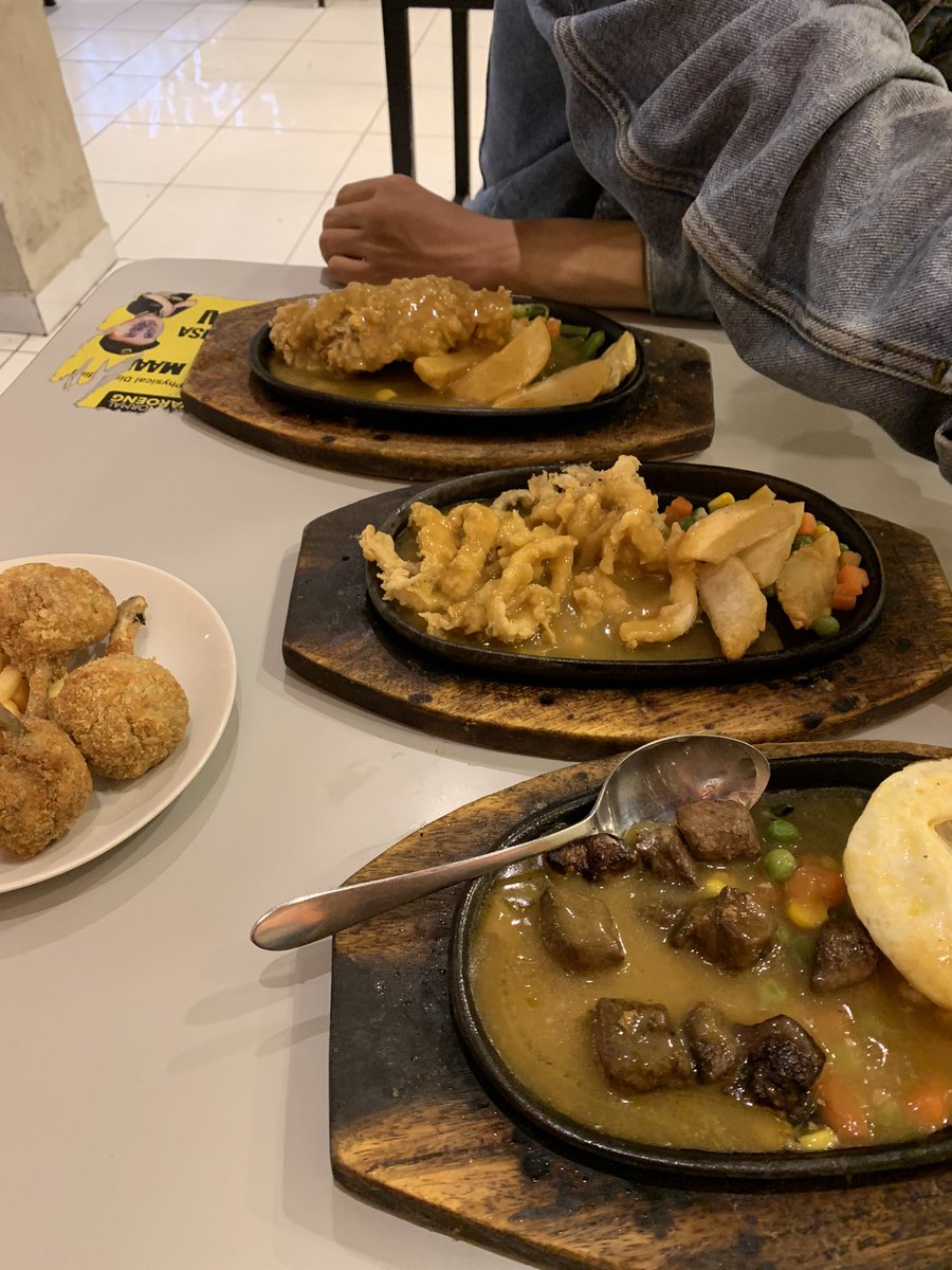 half_evill's tweet photo. niatnya mau bukber sama ayang tapi bukbernya dh jam 8 malem:) https://t.co/tr51COymqA