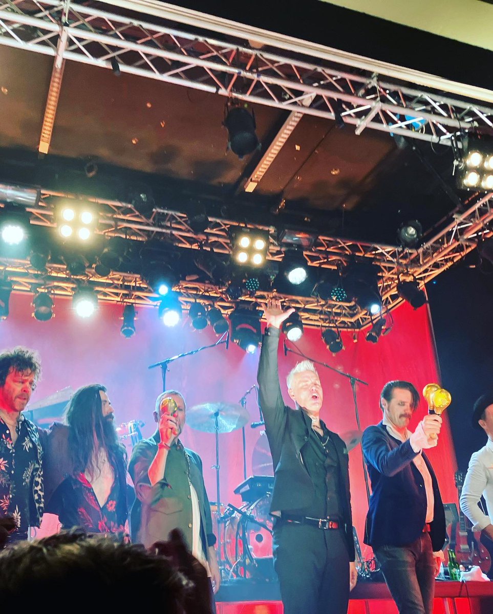 TSukenobu's tweet photo. ミッケ兄に打上にも呼んで頂いてずっとファンだったJanove さんにも挨拶できた🌟
態々🇸🇪から来るなんてクレイジーか⁈！て皆に言われるけど違う文化のハイレベルなミュージシャンから学ぶ事は幾らでもある😎じっとしてちゃ道は開かない😉
#janoveottesen #mickelohse #北欧ロック https://t.co/clUgON9F5g
