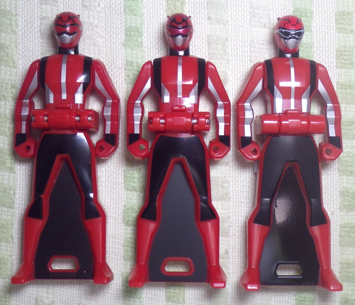左から旧レッドバスター、After Gokai HERO版レッドバスター、動物戦隊 