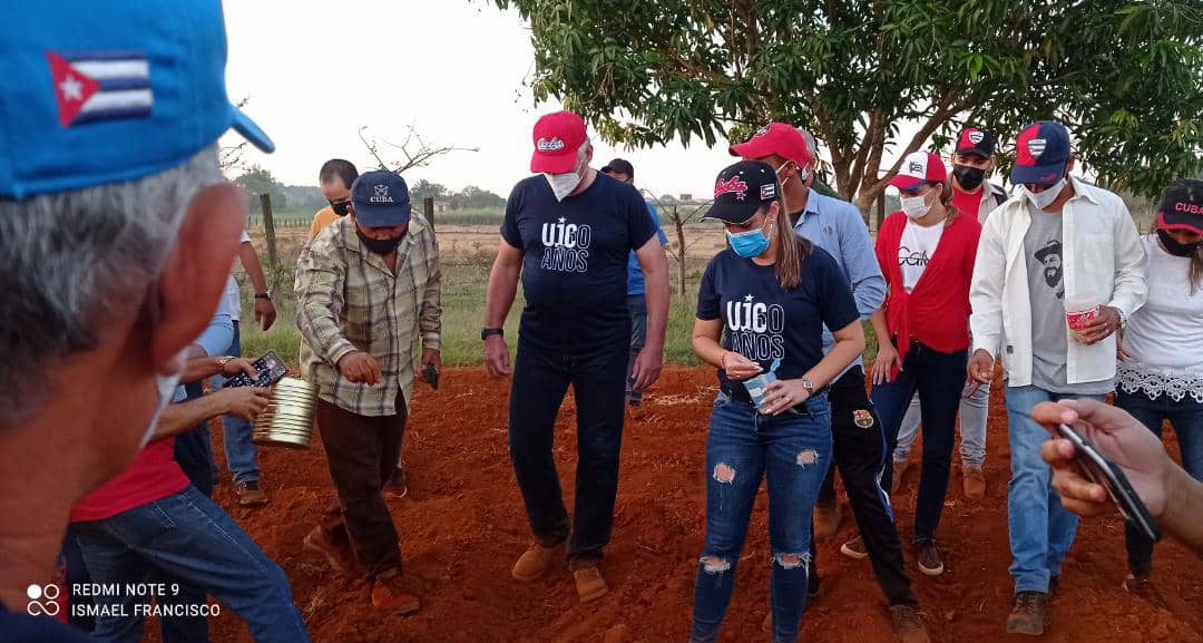 CDR de Cuba (@cdr_cuba) on Twitter photo 👏Hoy, como tantas otras veces, nuestro presidente <a href="/DiazCanelB/">Miguel Díaz-Canel Bermúdez</a> es el 1️⃣ en entrar al surco y dejar su sudor en la tierra. Vísperas del #60AniversarioUJC y el #61OPJM, junto a la arcilla de la Revolución y trabajan2. #VamosConTodo #SomosDelBarrio #Cuba #CDRCuba
📸 <a href="/fotoIsmaelito/">Ismael Francisco </a> 👏Hoy, como tantas otras veces, nuestro presidente <a href="/DiazCanelB/">Miguel Díaz-Canel Bermúdez</a> es el 1️⃣ en entrar al surco y dejar su sudor en la tierra. Vísperas del #60AniversarioUJC y el #61OPJM, junto a la arcilla de la Revolución y trabajan2. #VamosConTodo #SomosDelBarrio #Cuba #CDRCuba
📸 <a href="/fotoIsmaelito/">Ismael Francisco </a>