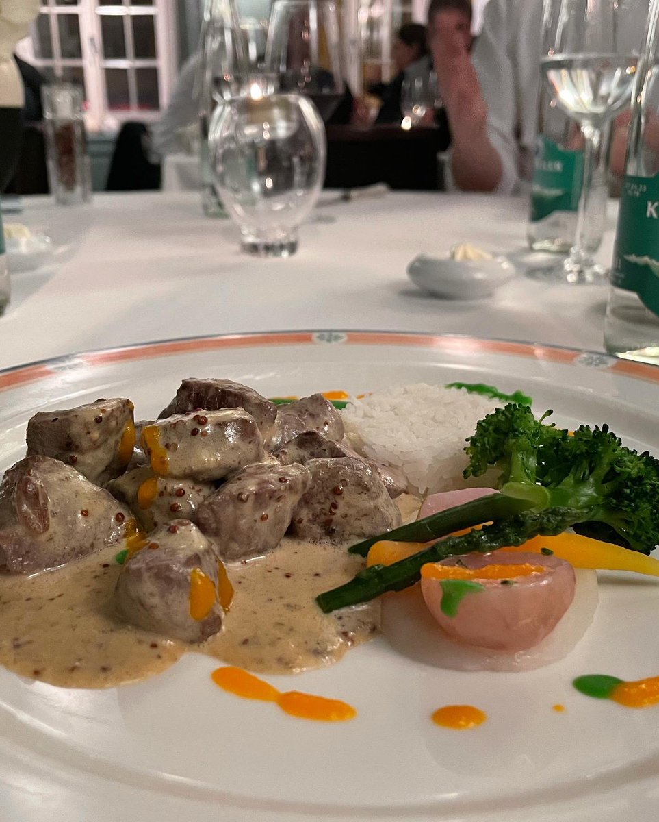 la_banane_rouge's tweet photo. 【1787年から続くスイス料理屋さんへ】
スイスはヨーロッパの中心に位置するので、料理も隣国の影響を大きく受けます👨🍳今回のドイツ語圏のエリアは、
山岳地域が多く、厳しい自然条件下なので、ジャガイモを使った料理が多いです。
また食べ応えのある肉料理も特徴的✨
#aklin https://t.co/EDr7s9et7F