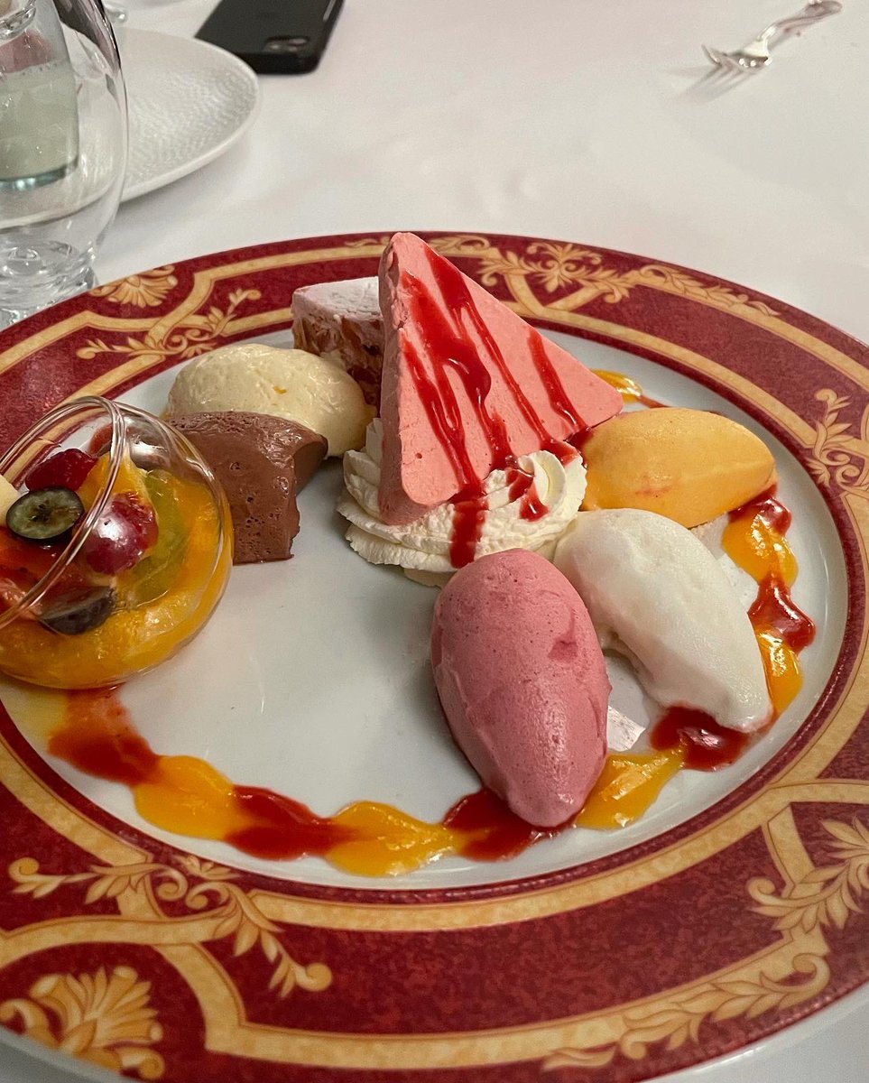 la_banane_rouge's tweet photo. 【1787年から続くスイス料理屋さんへ】
スイスはヨーロッパの中心に位置するので、料理も隣国の影響を大きく受けます👨🍳今回のドイツ語圏のエリアは、
山岳地域が多く、厳しい自然条件下なので、ジャガイモを使った料理が多いです。
また食べ応えのある肉料理も特徴的✨
#aklin https://t.co/EDr7s9et7F