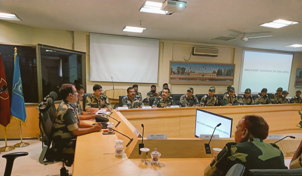 BSF_Gujarat's tweet photo. Sub Inspector (Direct Entry) trainees of 66 batch visited @BSF_Gujarat today as part of their study tour. They were given a presentation outlining the role of @BSF_India in securing our borders. They interacted with Officers &amp; all ranks of @BSF_Gujarat.

#JaiHind https://t.co/6T2xIUHqJd