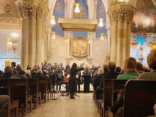 cortessalia's tweet photo. Concert d'ahir a la bellíssima i incomparable Cripta de la Sagrada Família.
Ha sido un auténtico placer compartirlo con el coro Voces Nostrae. Estamos deseando poder visitar Medina de Pomar y reencontrarnos!
#sagradafamilia #musicacoral #criptadelasagradafamilia #medinadepomar https://t.co/nXN5bIxYjY