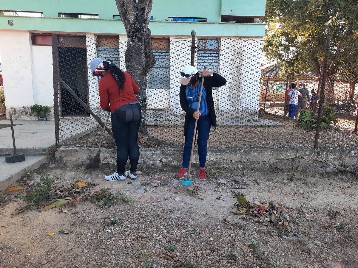SaludDPinar's tweet photo. Labores de higienizacion y limpieza en el CMF #148 y 149 Reparto  Comandante Pinares municipio  #PinardelRío con una población general de más de 2 mil habitantes
 #Salud presente #VamosConTodo #Cuba #CubaVive #CubaPorLaVida #PinardelRíoPorLaVida https://t.co/KpQYpWEOFO