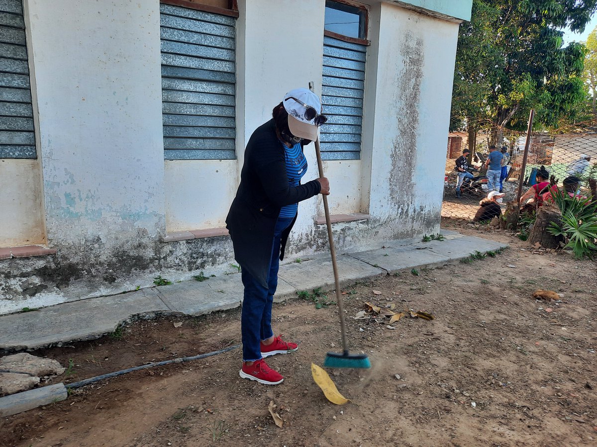 SaludDPinar's tweet photo. Labores de higienizacion y limpieza en el CMF #148 y 149 Reparto  Comandante Pinares municipio  #PinardelRío con una población general de más de 2 mil habitantes
 #Salud presente #VamosConTodo #Cuba #CubaVive #CubaPorLaVida #PinardelRíoPorLaVida https://t.co/KpQYpWEOFO