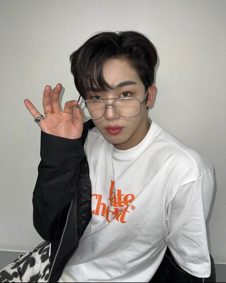 the eye makeup, the glasses, the hair, the ear cuff… he’s so everything