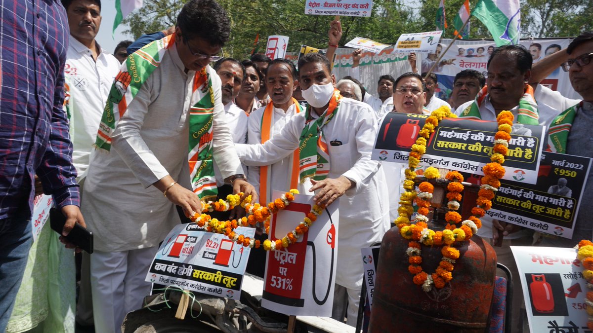 naaresh_kumar's tweet photo. दिल्ली प्रदेश कांग्रेस कमेटी अध्यक्ष चौधरी अनिल कुमार जी के नेतृत्व में आज  पटपड़गंज जिला में डीजल पेट्रोल के बढ़ते रेट के खिलाफ रोष प्रकट करते हुए https://t.co/CggbJMXodP
