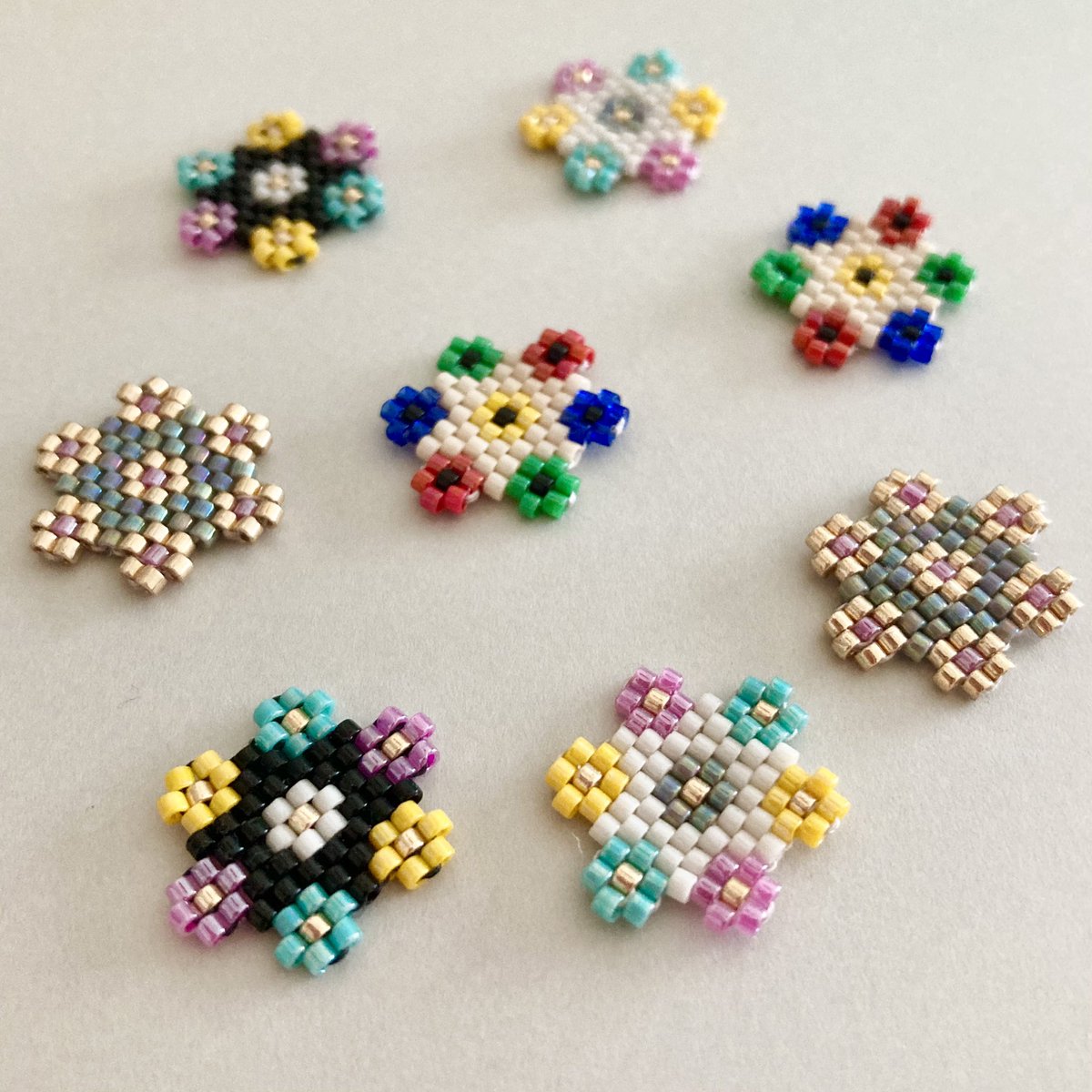 commune_works_'s tweet photo. 春らしいお花モチーフを🌼🌸🌼🌸
#handmade #ハンドメイド
#beads #ビーズステッチ
#communeworks
#commune_works_ https://t.co/GQKfxcJRgJ